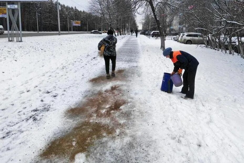 Скользко на улице. Гололед. Гололед в Уфе. Гололед в Москве. Посыпка гололеда