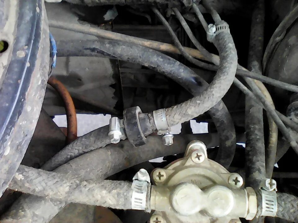 Как установить обратный клапан на счетчик воды. Клапан обратки ваз 2109. Обратный клапан ваз 2107 карбюратор. Обратный клапан топлива 2108. Обратный клапан для насосной станции.