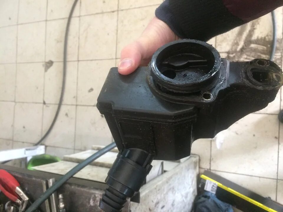 6 bsf. Патрубок картерных газов skoda octavia 1. Патрубок маслоотделителя. Патрубок вентиляции картера форд фокус 2 1. Патрубок маслоотделителя.