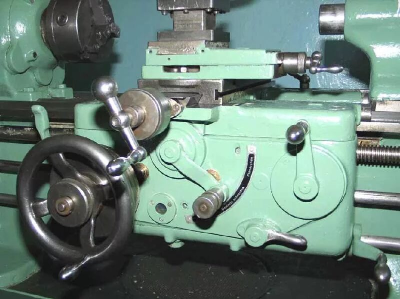 Станок токарный винторезный lt660. Строение токарно винторезного станка. Основные узлы токарного станка с чпу. Компоновочная схема токарного станка. Классификация токарно винторезных станков.