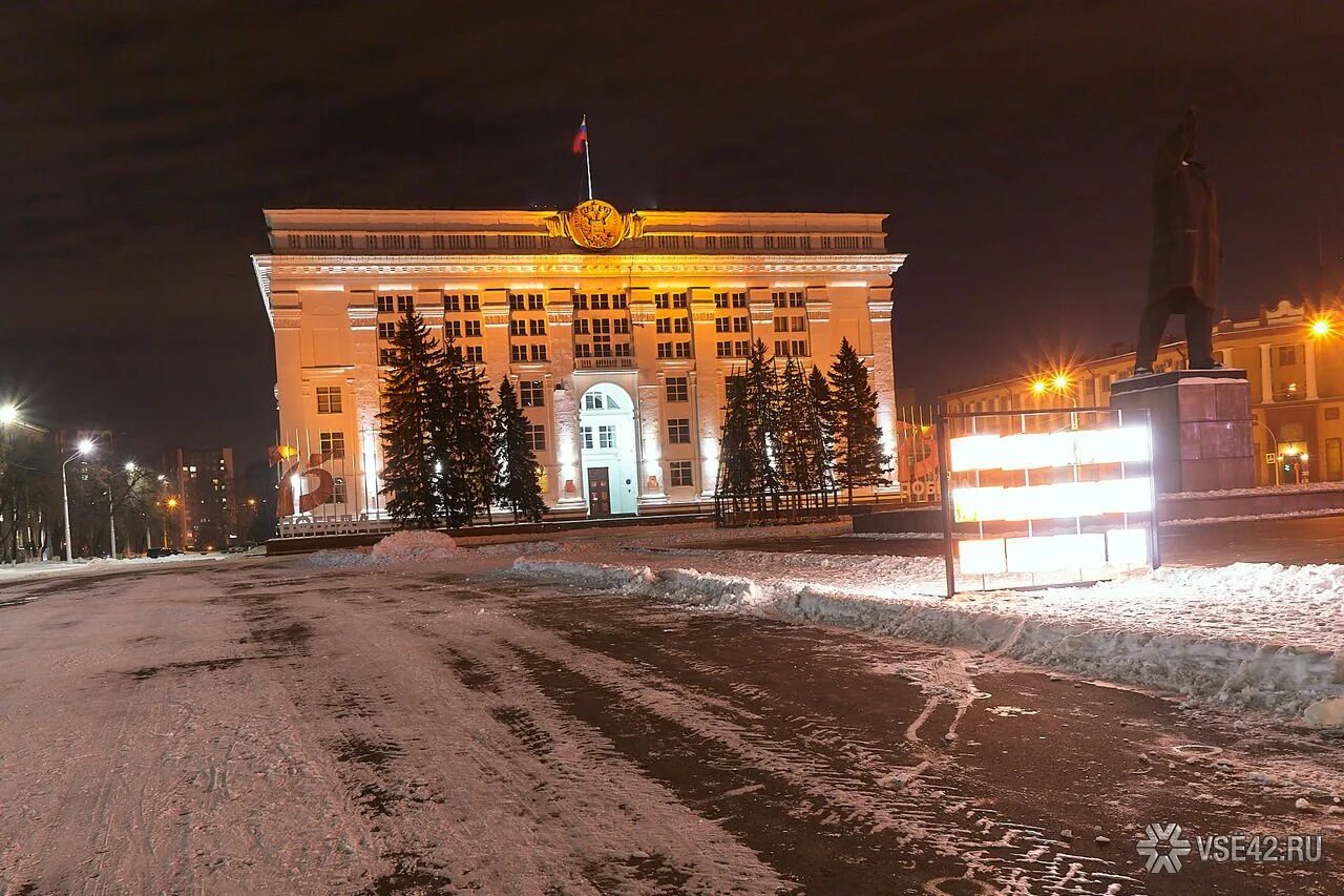 Г кемерово зимняя. Площадь города Кемерово. Кузбасс зимой Кемерово. Ночной центр Кемерово. Ночной Кемерово зима набережная.