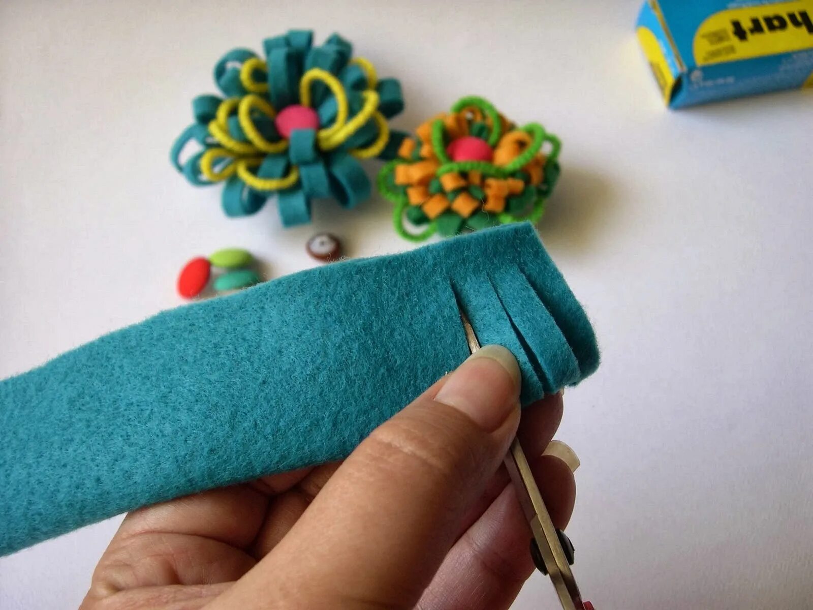 фетровые игрушки для малышей. брелок из фетра. цветы из фетра. брошь из фетра для детей. мк из фетра.