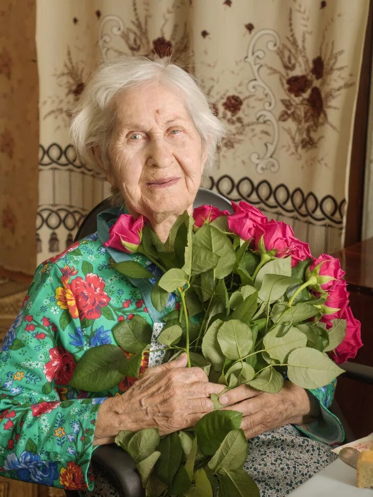 Старые бабушки 80 лет. Пожилая женщина с цветами. Старушка с цветами. Бабуля с цветочками. Пожилая женщина 80 лет.