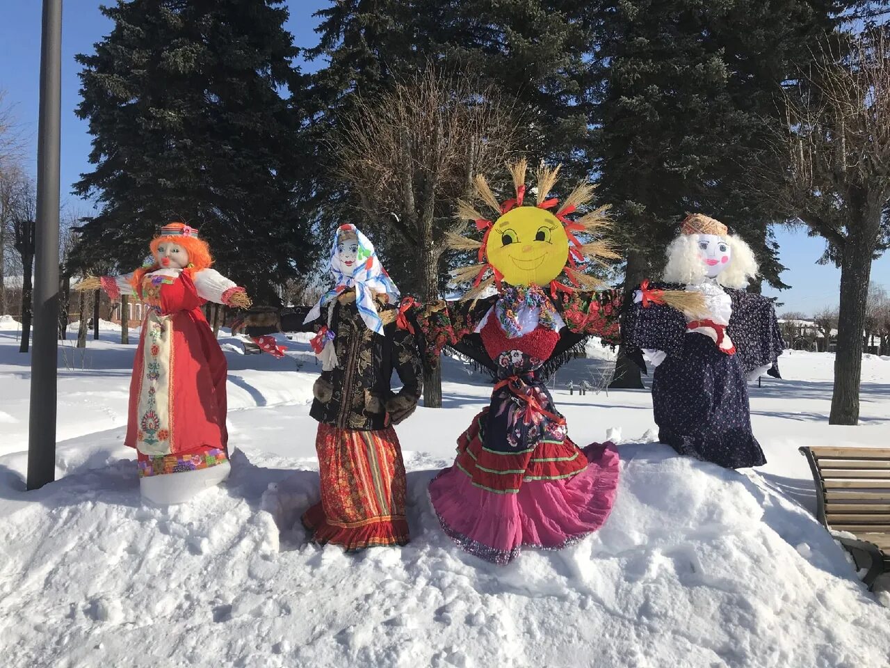 Хоровод на масленицу музыка с движениями. Выставка на Масленицу. Кукла Масленица хоровод на Масленицу. Палех Масленица. Хоровод из кукол Масленицы.