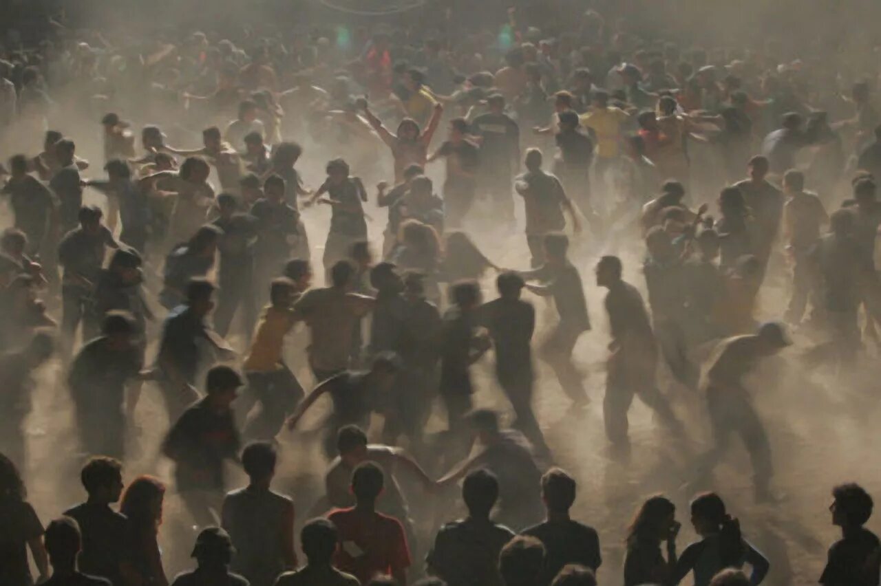 Заражение толпы. Бегущая толпа людей. Внушаемость толпы. Протесты молодежи. Психическое заражение.