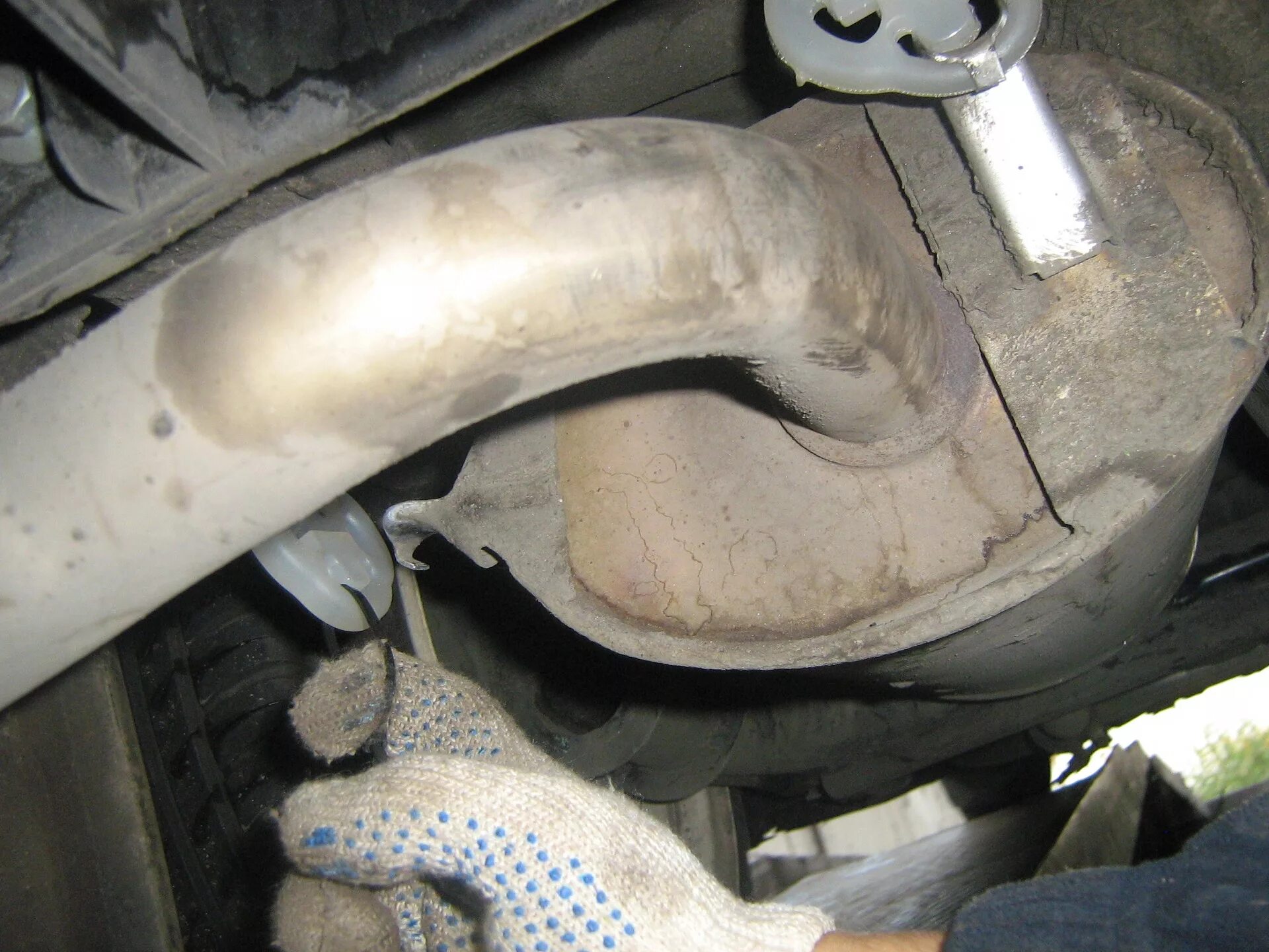 Замена глушителя 2110. Глушитель ваз 2110 8 клапанов инжектор. Глушитель ваз 2110. Соединение глушителя ваз 2110. Крепление резонатора ваз 2114.