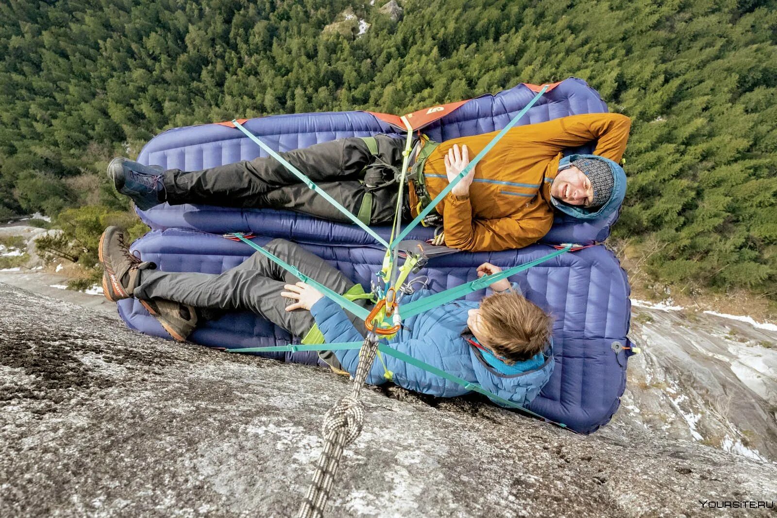 Палатка на отвесной скале. Палатка на скале. Ночевка на отвесной скале в горах. Палатка на отвесной скале. Как спят альпинисты.