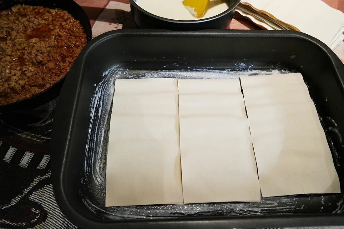Рецепт теста для лазаньи в домашних условиях. Листы для лазаньи. Слои лазаньи. Листы для приготовления лазаньи. Форма для лазаньи.