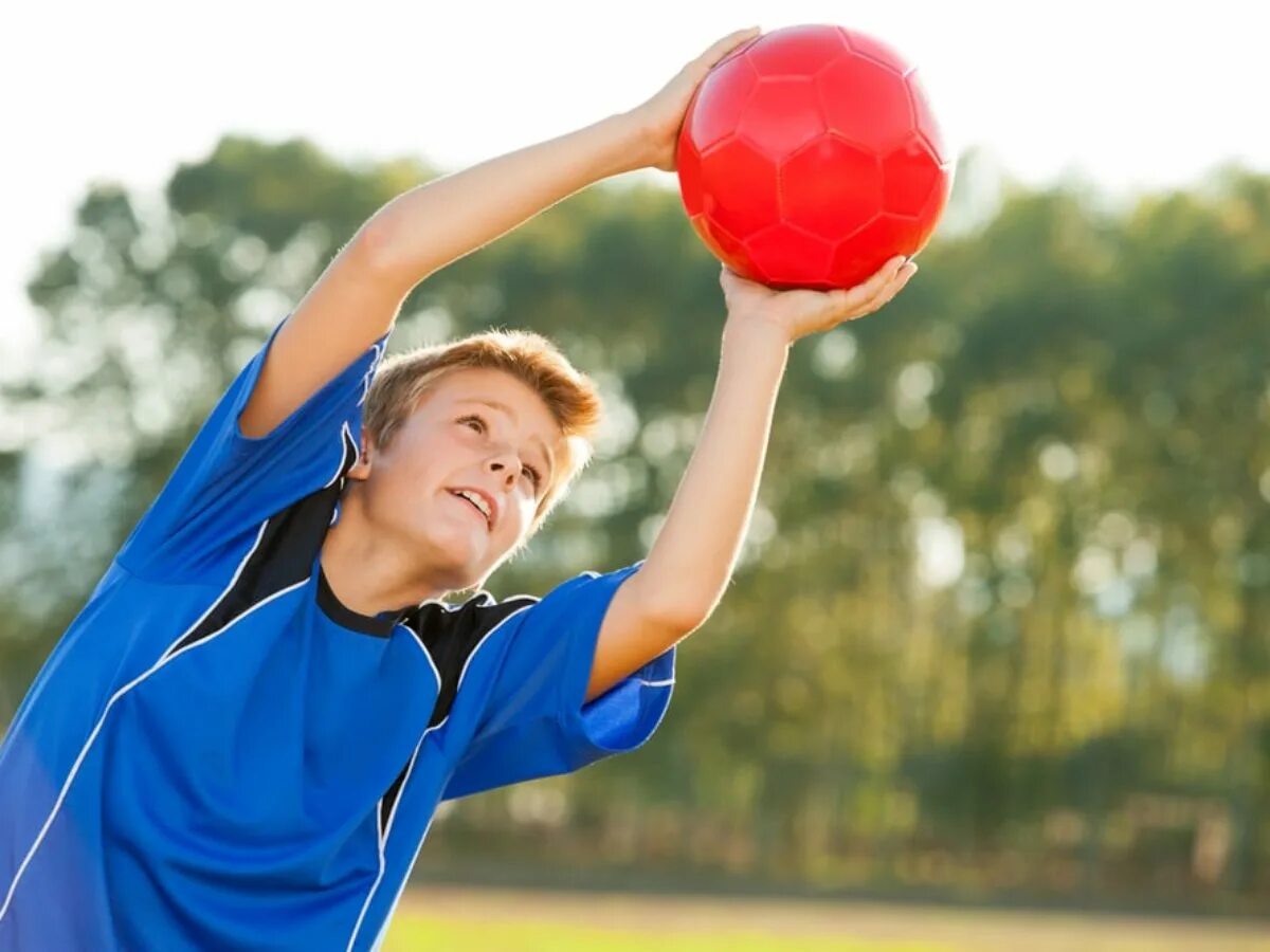 Catch models. Catch a ball. мальчик ловит мяч. мальчик с красным мячом. мальчик поймал шар.