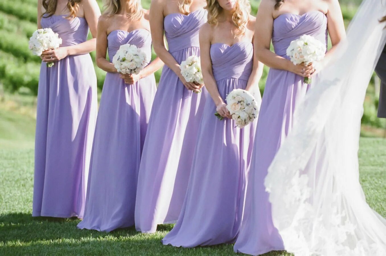 Цвет свадьбы фото. Платье подружки невесты. Сиреневые платья для подружек невесты. Платье сиреневого цвета. Лавандовое платье подружки невесты.