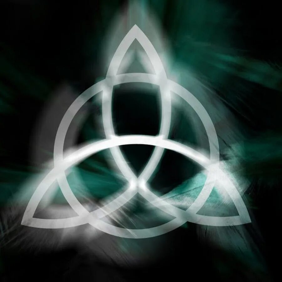 Сила трех тел. Трилистник символ Зачарованных. Зачарованные знак трех. Сила трех Зачарованные символ. Трикветр символ Троицы.