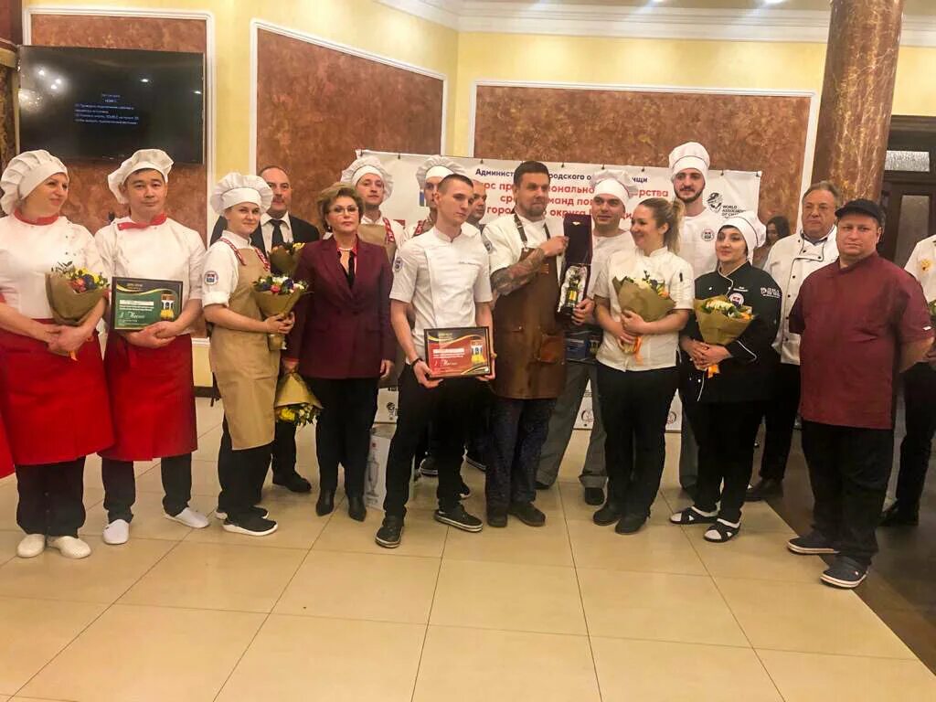 Шеф повар с мясом. Коллектив поваров. Работа поваром мытищи. Работа поваром мытищи. Антон коростелев шеф-повар.