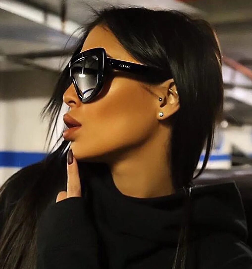 красивые брюнетки. стиль casual тотал блэк. модные черные девушки. тотал блэк лук женский 2022. стиль тотал блэк в одежде женщины.