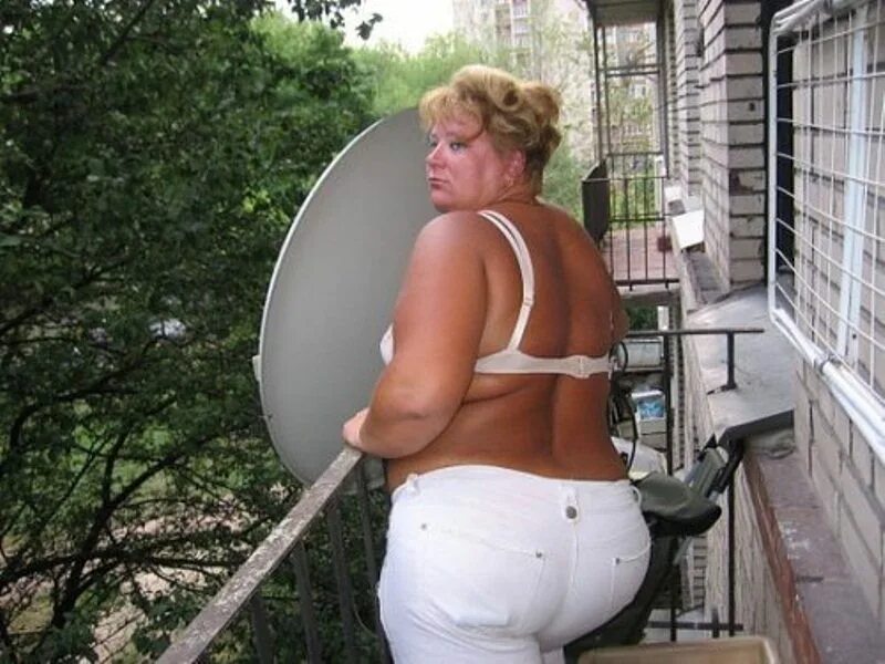 Скрытой камерой толстых баб. Женщины большие на даче. Жирные женщины на даче. Толстая женщина на даче.