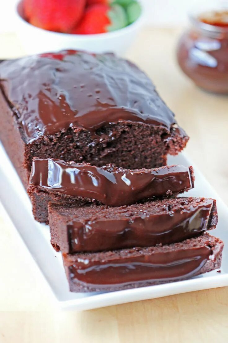 Залить шоколадом. Торт Брауни шоколадный. Шоколадный ганаш десерт. Брауни с молочным ганашем. Пирожное с шоколадным ганашем.