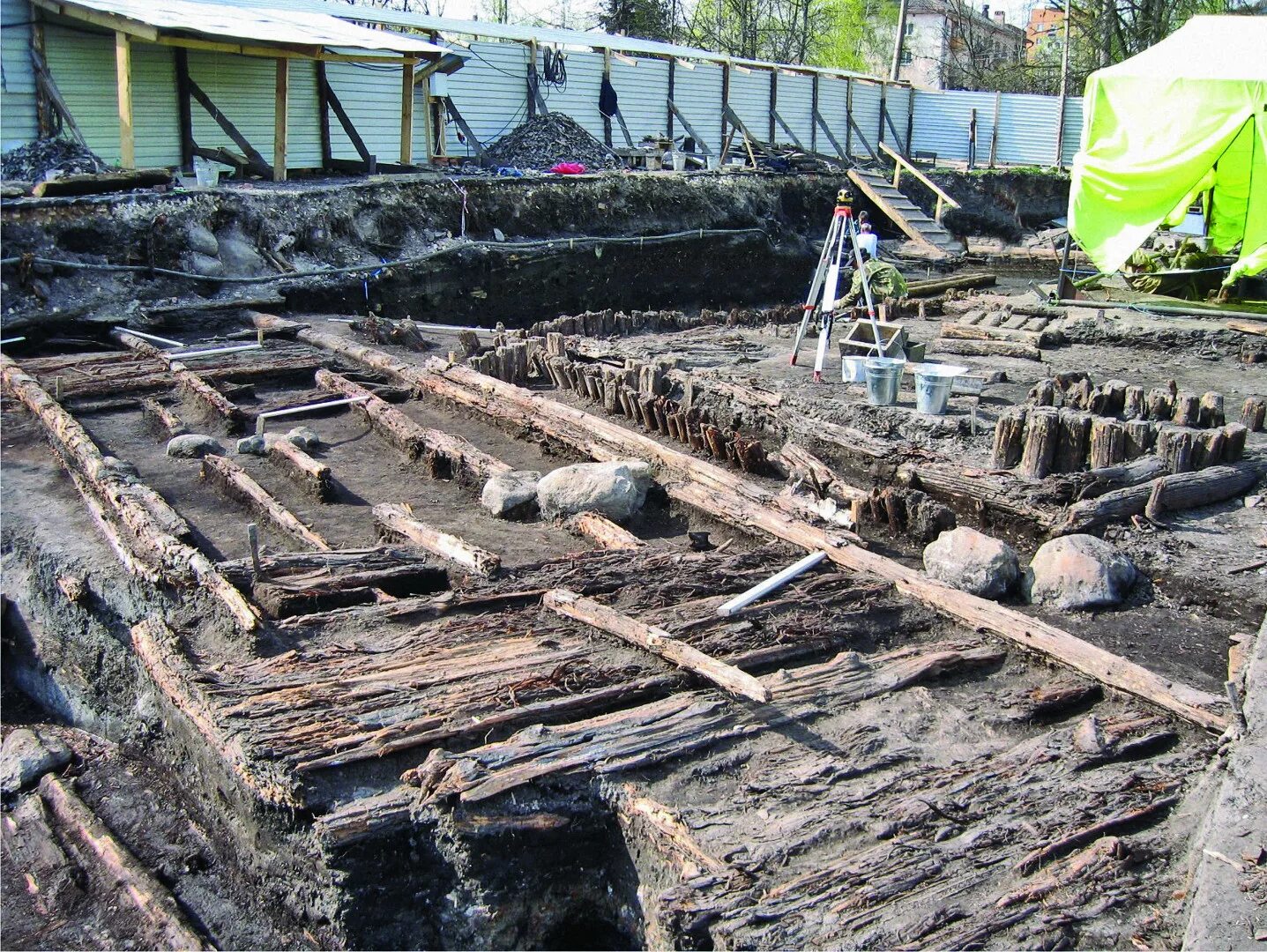 культурный слой великий новгород. неревский раскоп великий новгород. великий новгород археология. раскопки в новгороде. великий новгород археология троицкий раскоп.