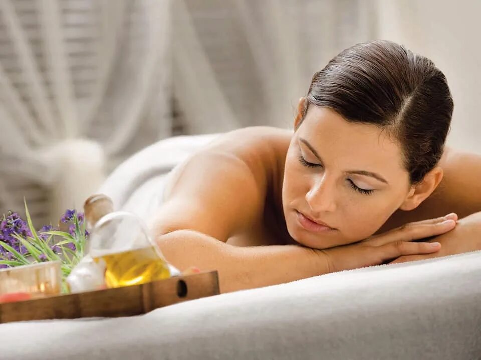 Аромамассаж. Aroma oil massage тайланд. Аромамассаж. Ароматерапия массаж. Массаж с эфирными маслами.
