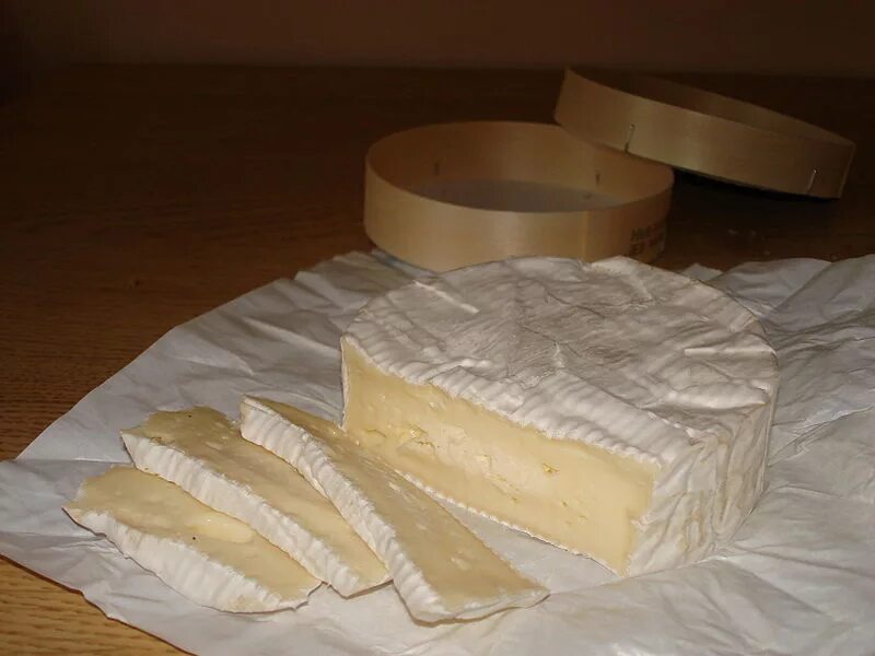 Сыр воняющий. Сыр камамбер. Камамбер Костромской. Упаковка для сыра камамбер. Сыр с белой плесенью камамбер.