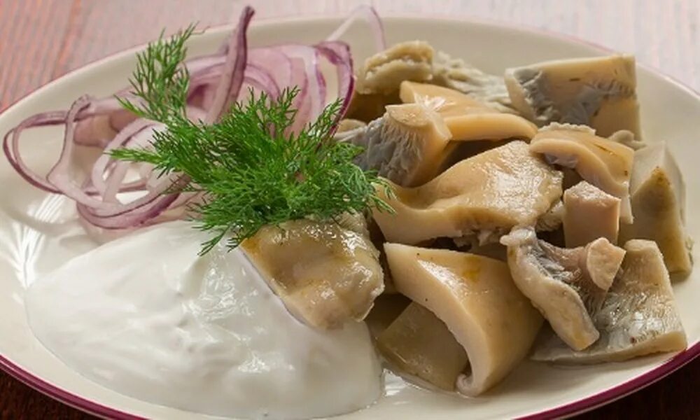 Салат с груздями и сметаной. Грузди со сметаной. Грузди со сметаной и с луком. Соленые грибы со сметаной. Шампиньоны в сметане.