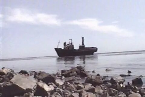 Пароход сел на мель вблизи того городка
