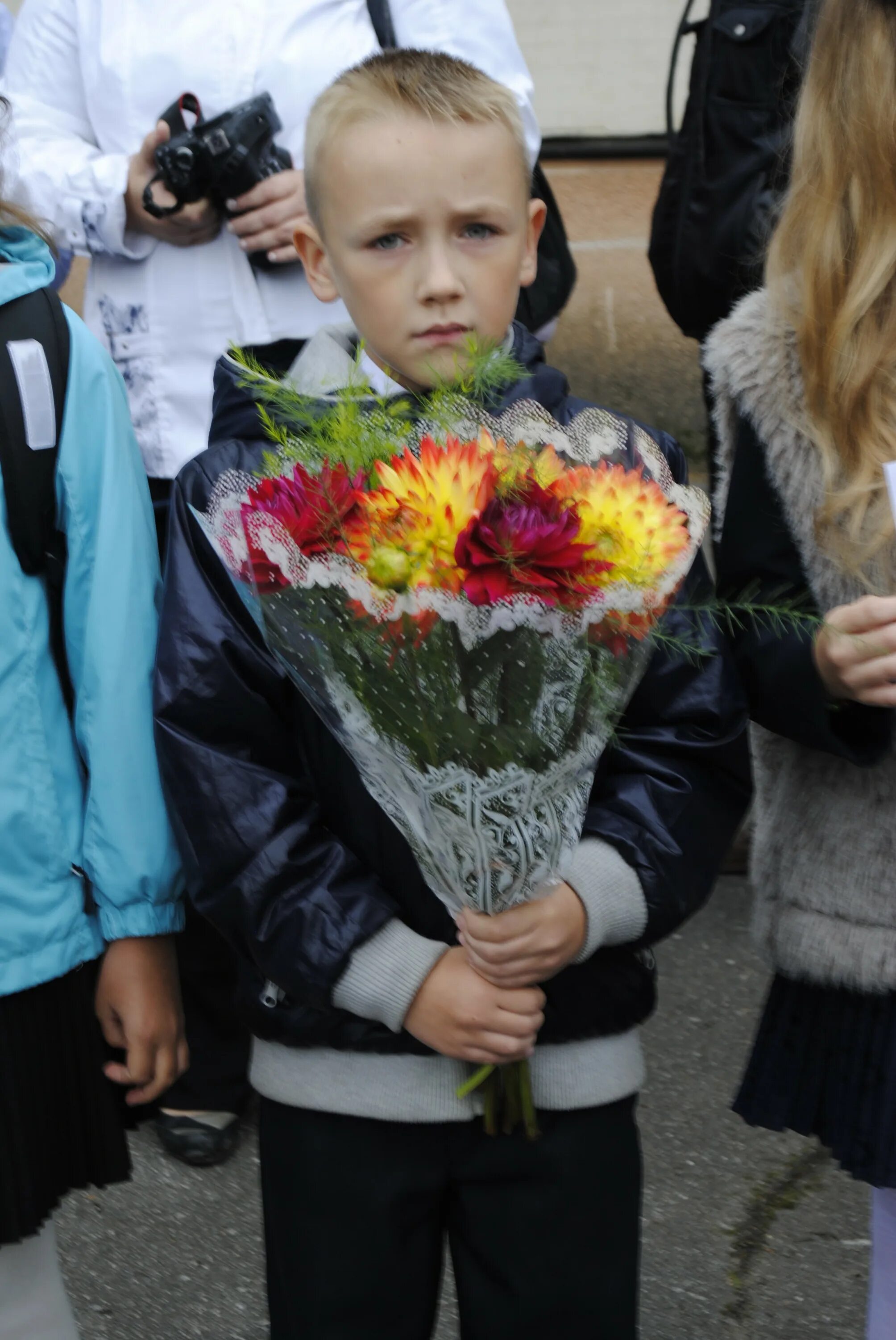 242 школа фото Торжественная линейка ГБОУ школа № 242 с углублённым изучением физики и математи