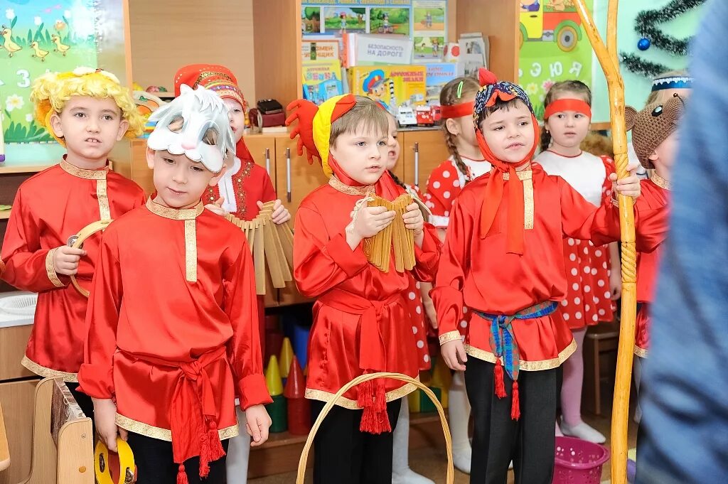 Костюмы для колядок в детском саду. Наряд на колядки для детей. Костюмы для колядок в детском саду. Костюм колядки для мальчика в детском саду. Костюм на колядки для мальчика.