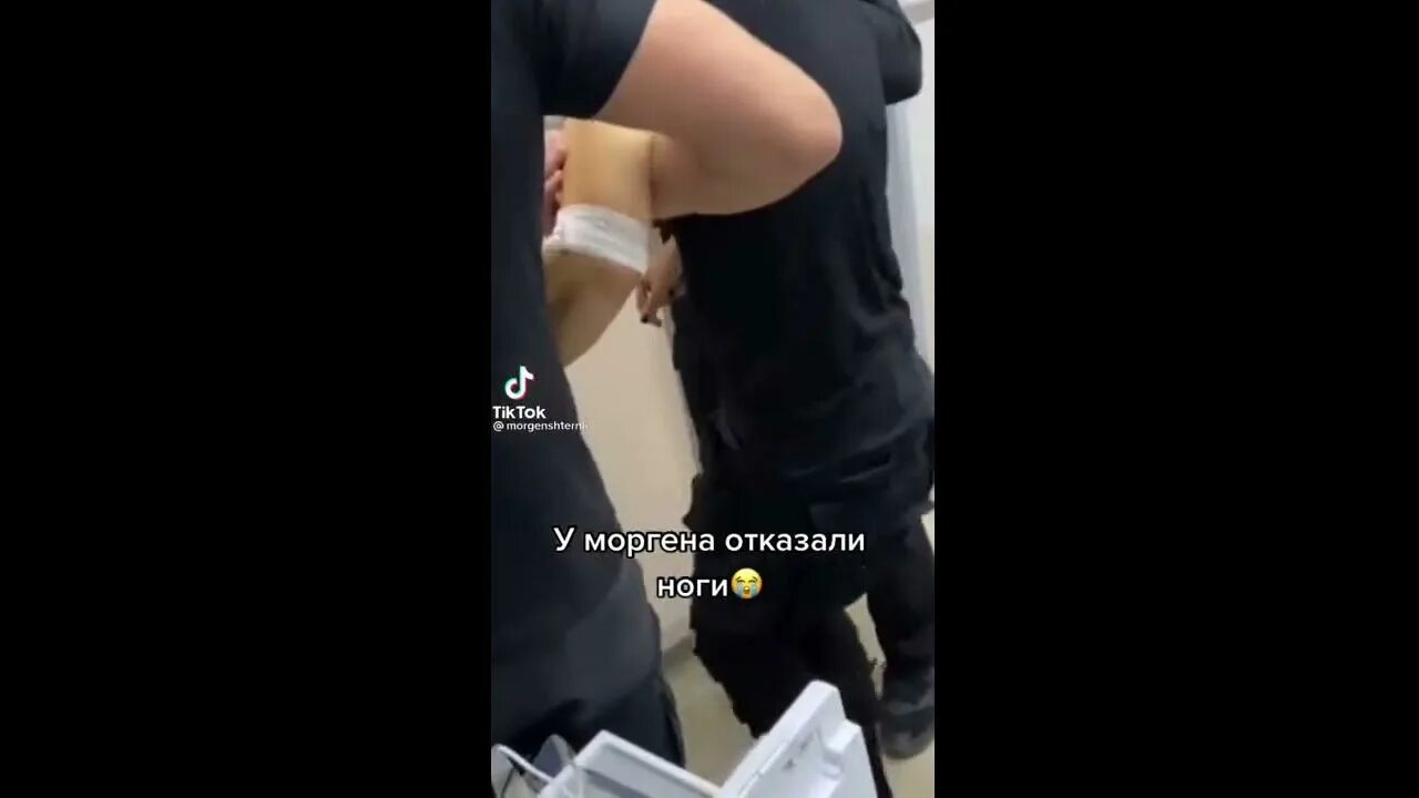 Ноги в туфлях. Женские ноги. Девушка с больными ногами. Девочки которые лишились в 14. Девочка с больной ногой.