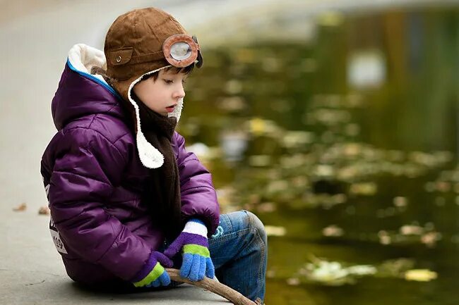 Мальчик пьет сок. Что мальчикам можно делать в ноябре. Что делают мальчики. Модные прически для мальчиков осень 2022 года. Два мальчика на скамейке.