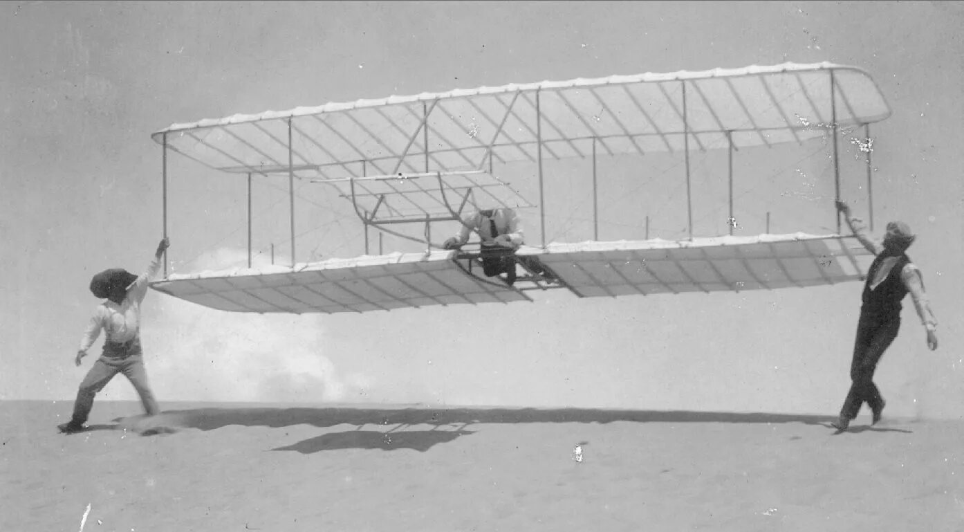 Flying plane 1 4. Первый полет братьев Райт 1903. Братья Райт первый самолет. Летательный аппарат братьев Райт. Первый планер братьев Райт.