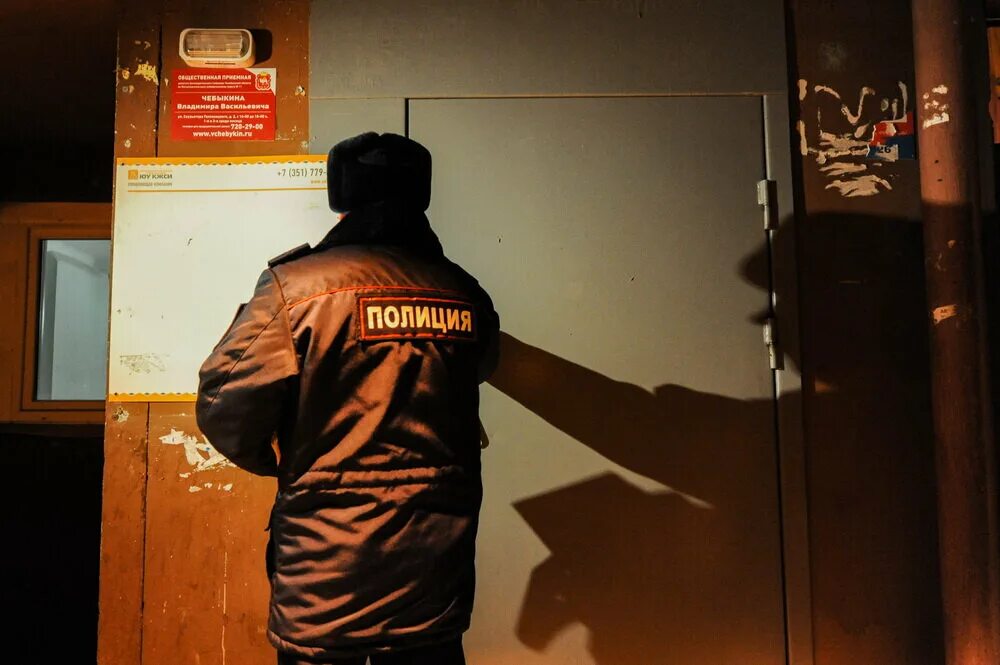 Открыть дверь участковому