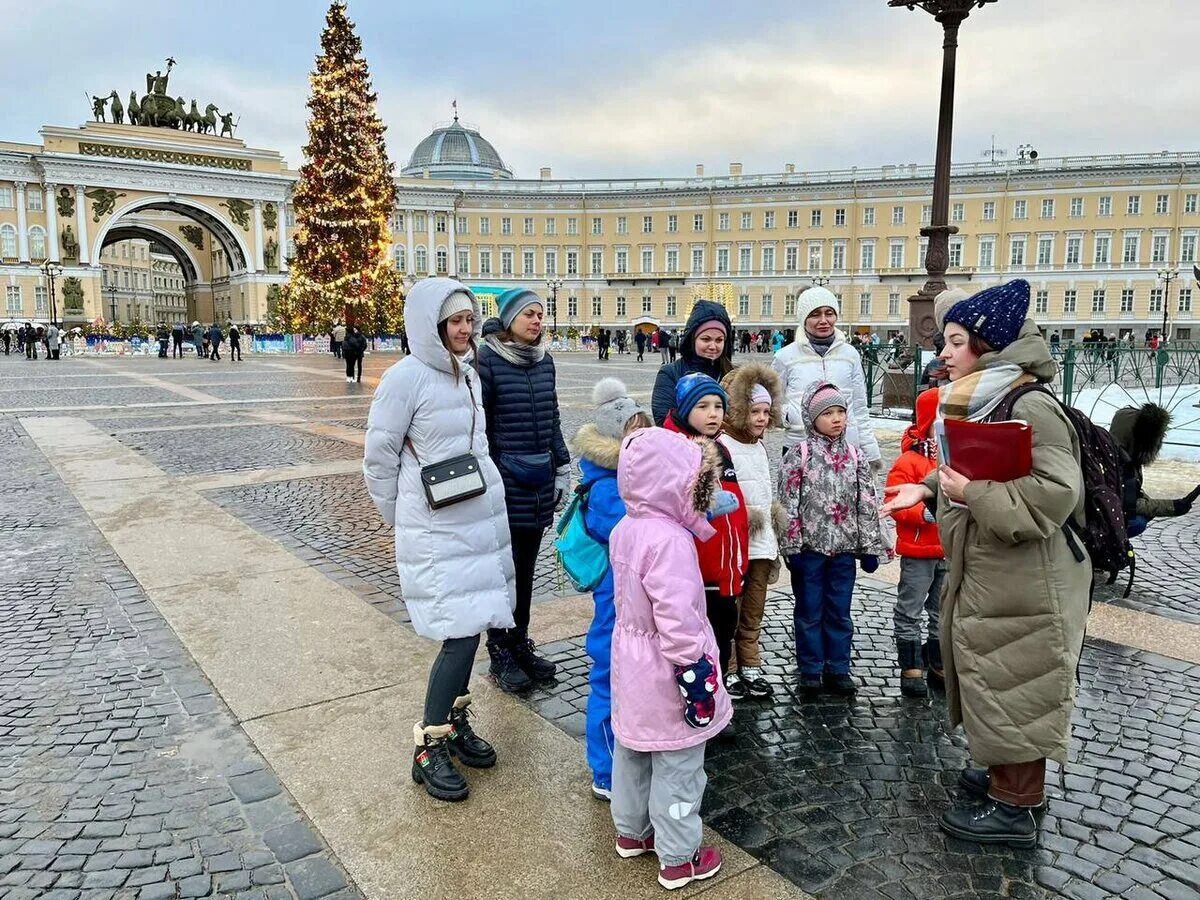 Экскурсия с ребенком 2 года. Экскурсии для детей в Москве. Дети на экскурсии. Дети на экскурсии на улице. Детская экскурсия в СПБ.