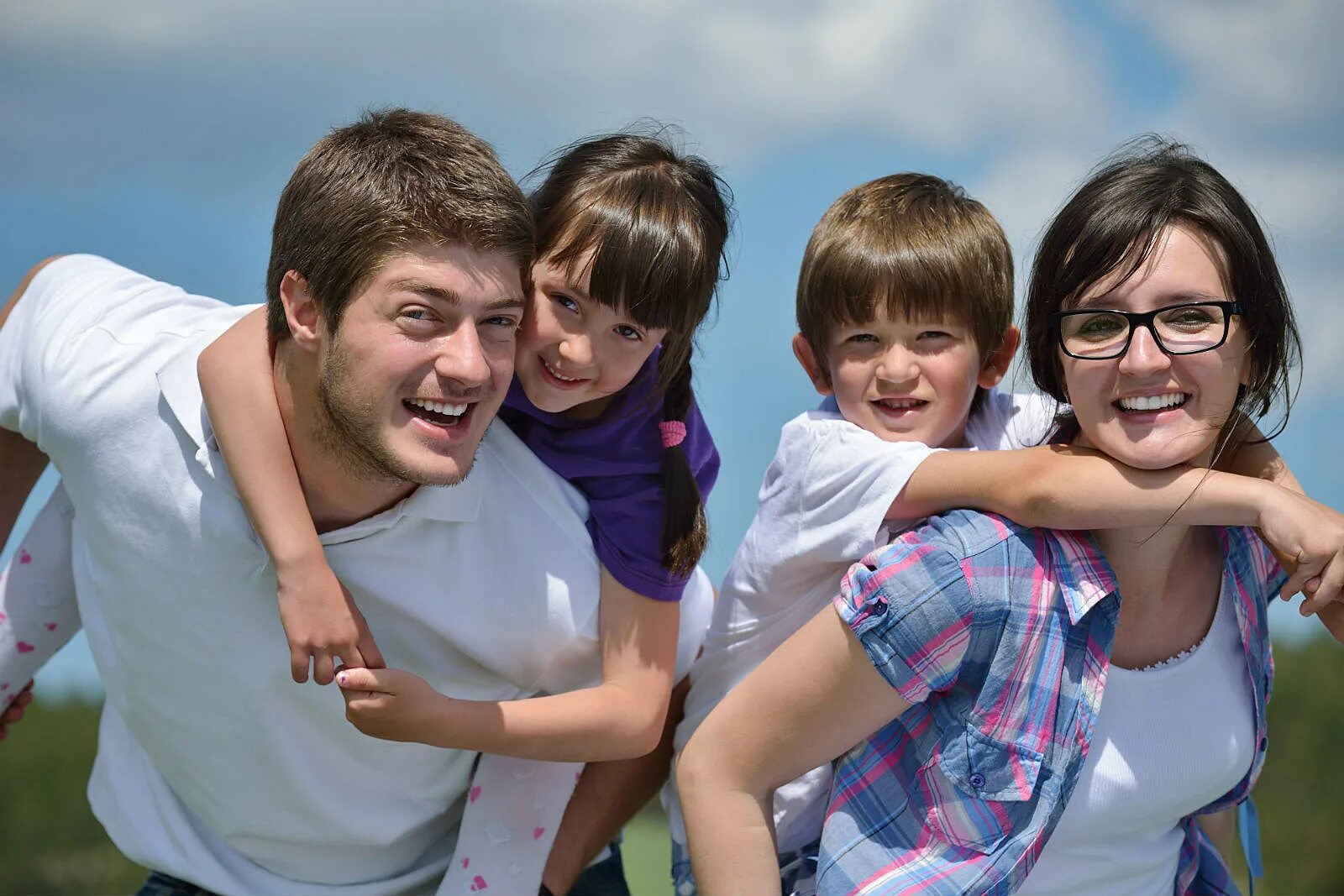 Single family. Веселая семья. Молодая семья веселиться. Single parent Family.