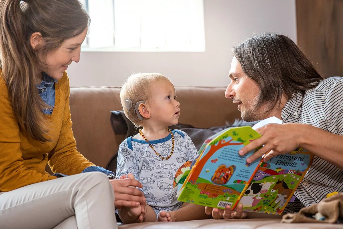 Глухие родители слышащий ребенок. Дети с кохлеарными имплантами.. Дети с нарушением слуха и родители. Глухие дети с родителями. Глухой ребенок в семье.