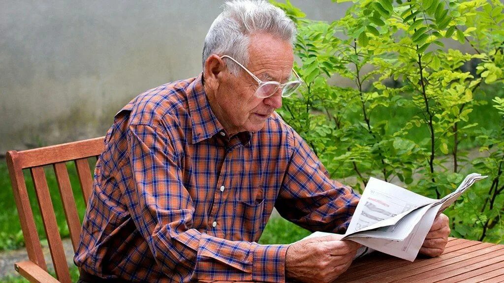 Пожилой человек с книгой. Дедушка читает. Дедушка с книжкой. Пожилые люди читают. Читать пенсионер