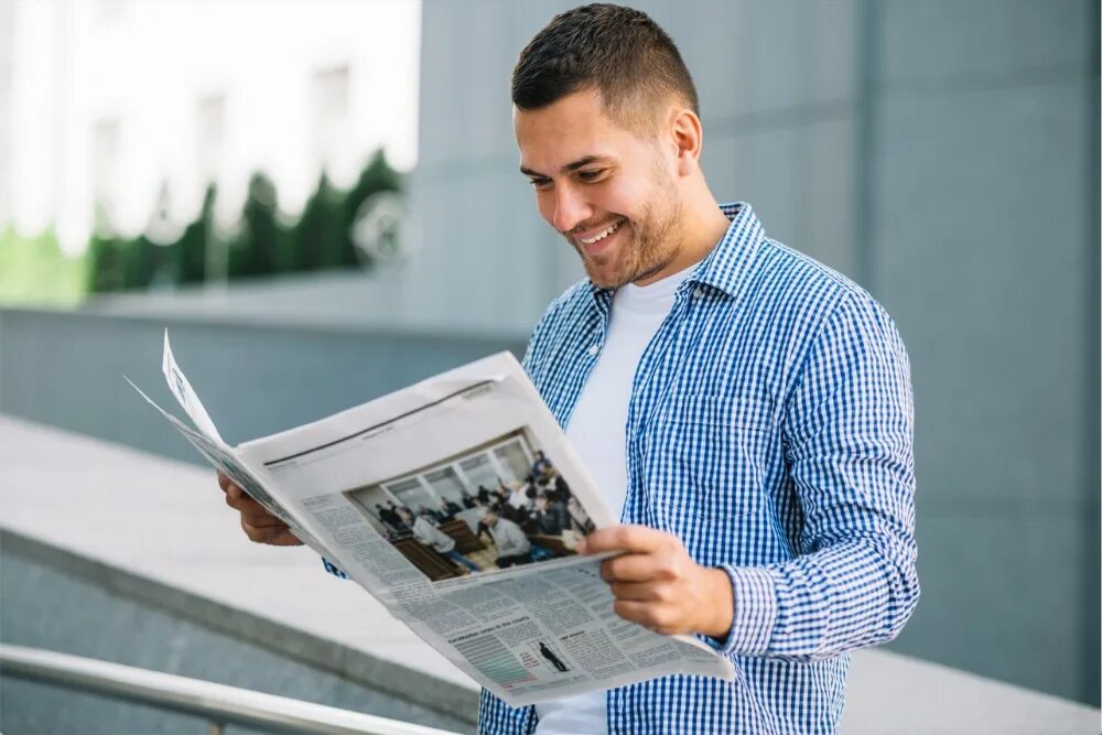 Мужчина с газетой. Человек читает газету. Мужчина читает газету. Мужик читает газету. Последние новости для мужчин