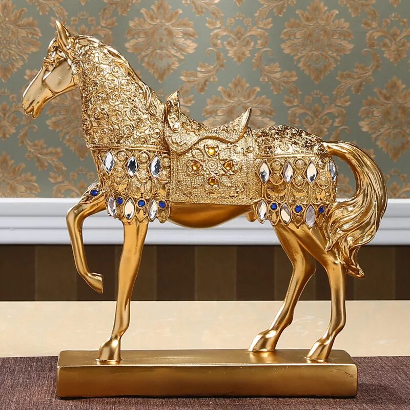 Золотая лошадь. Лошадь в золоте. Статуэтка "Золотая лошадка".