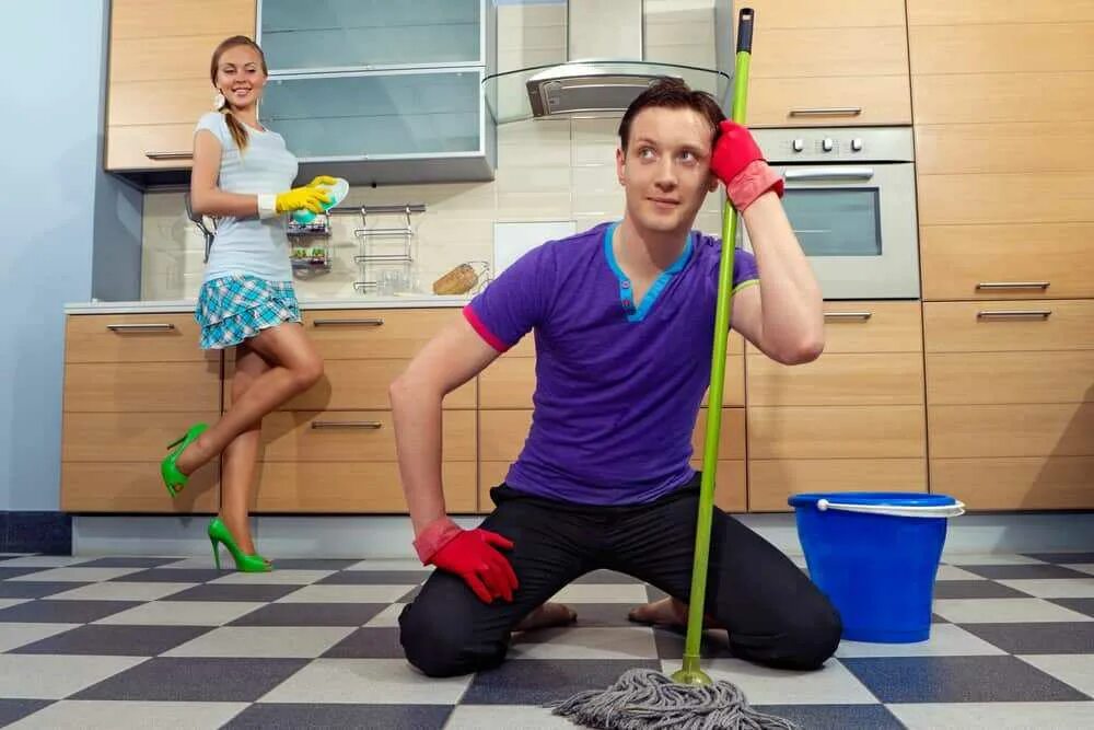 Муж не помогает что делать. Уборка мужчина. Веселая уборка. Мужчина домашние дела уборка. Мужчина и женщина убираются.