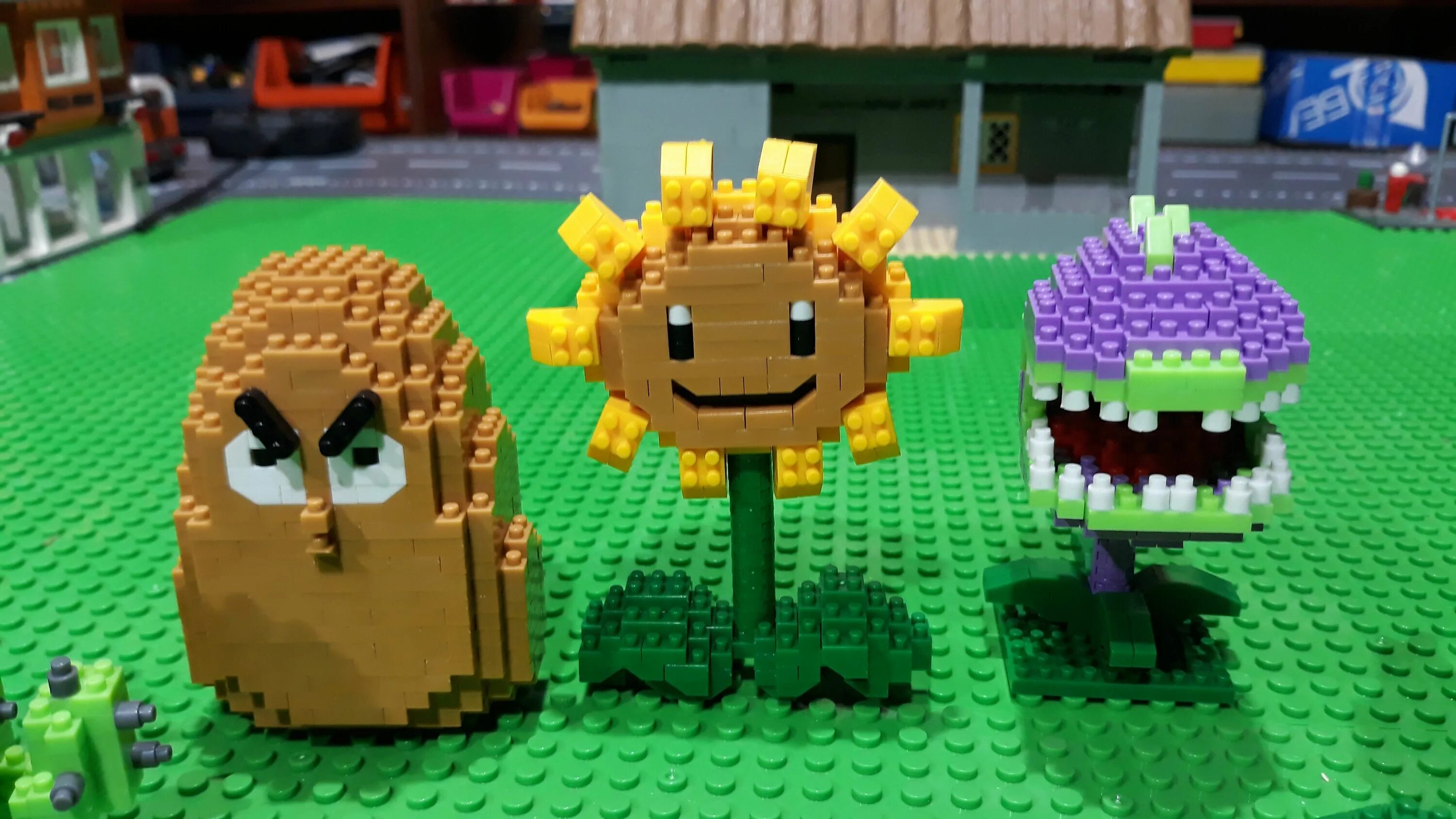 Растения против зомби из лего самоделки LEGO IDEAS Plants vs. Zombies: Minifig Scale