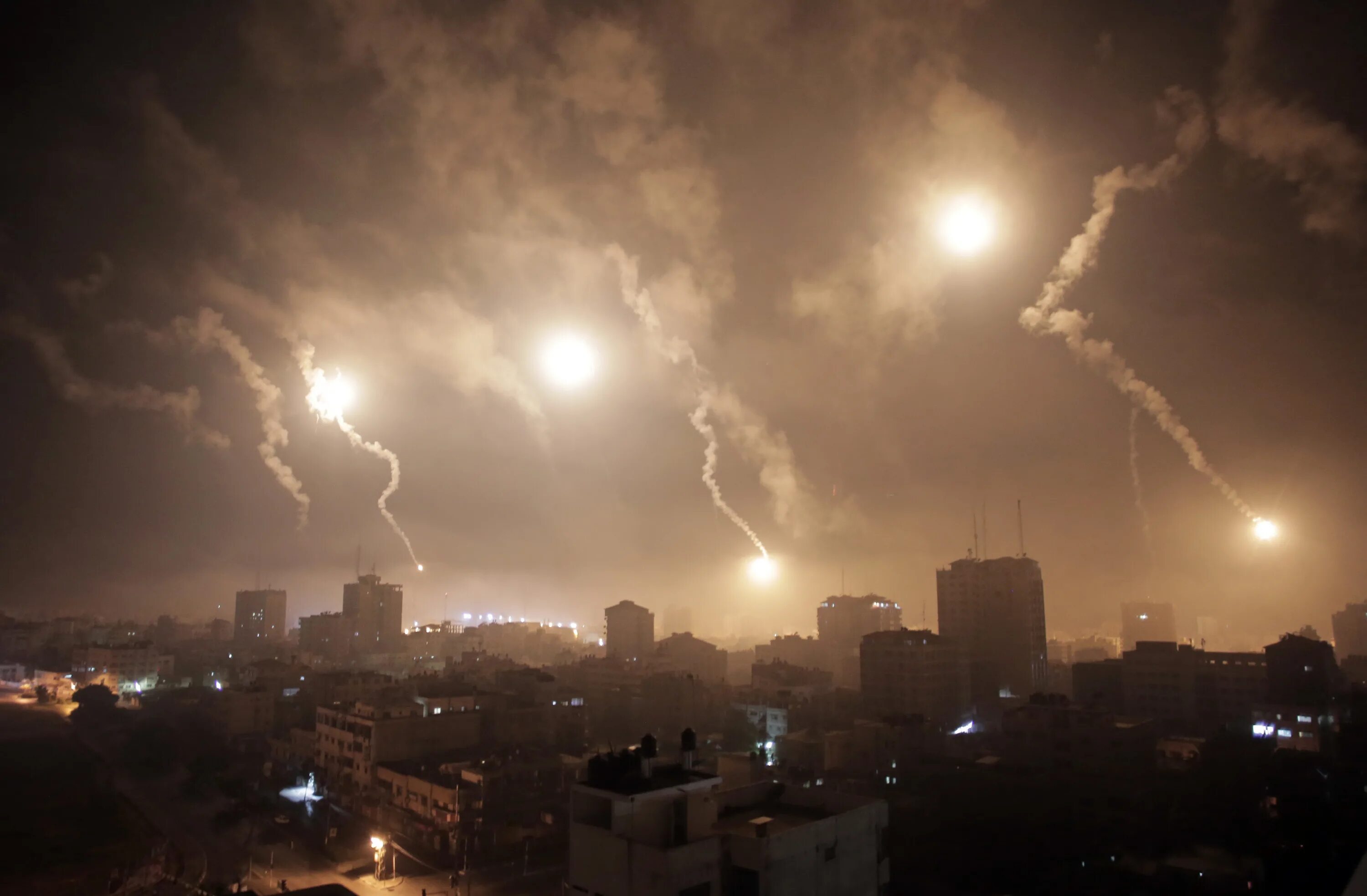 Ночная бомбардировка. Бомбеж Израиля небо. Ночное небо Израиля. Фото бомбежка в небе. К чему снится бомбежка во сне