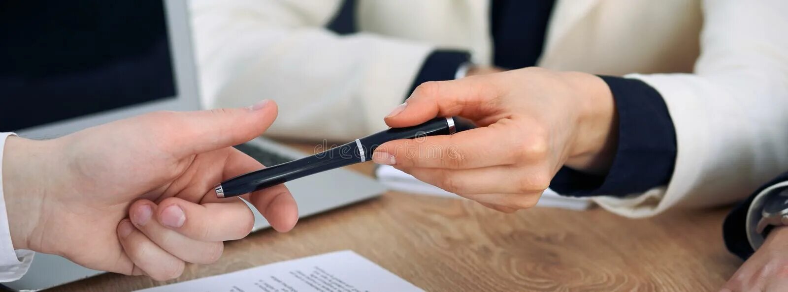 I give a pen. Can i have a pen карточка. I give a pen. Одолжить карандаш. Человек дает ручку.