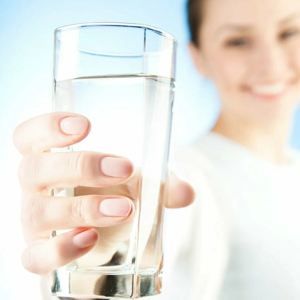 Девушка пьет. Привычка пить воду. Человек пьет воду из стакана. Женщина пьет воду. Девушка пьет воду из стакана.