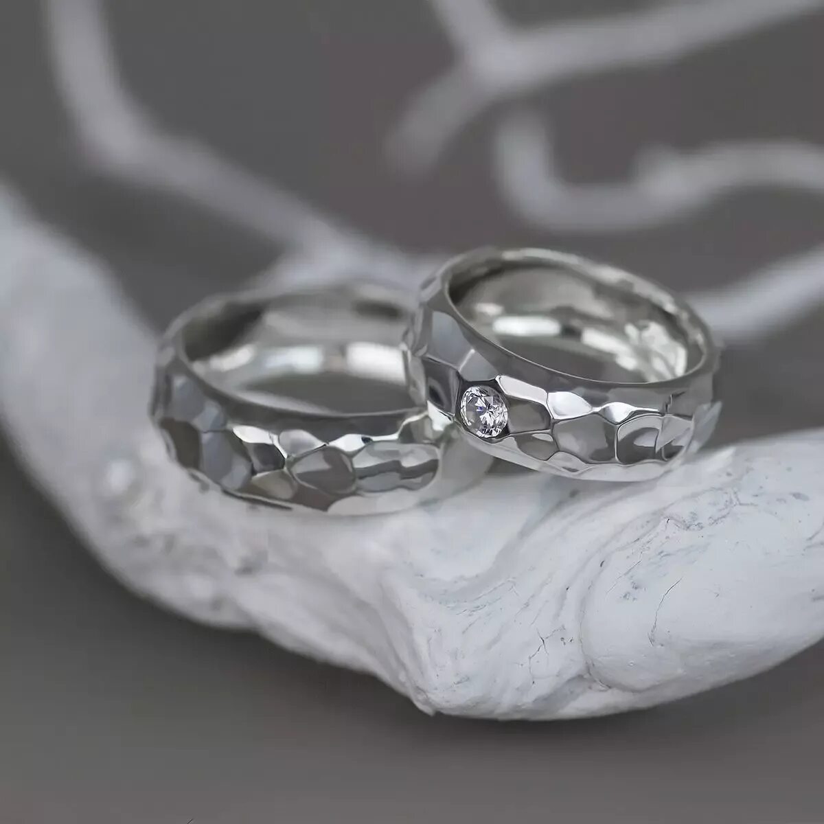 Родированное серебро что это. Радированное серебро 925. Радированное серебро 925 пробы. Кольцо серебро родированное. Серебряное кольцо с родием.