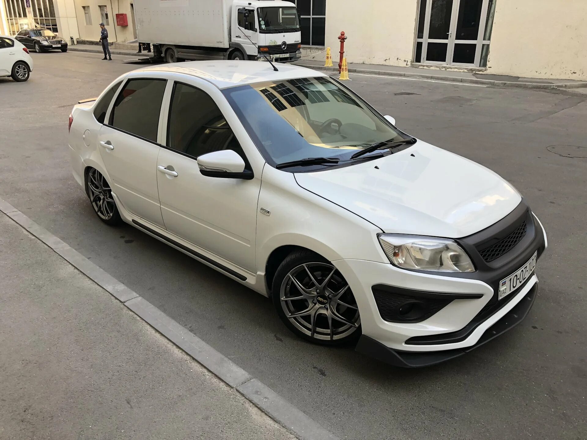 Лада гранта лифтбек на дисках r17. Лада гранта лифтбек р16. Синяя лада гранта р15. Лучшие диски на гранту. Лада гранта на дисках р15.