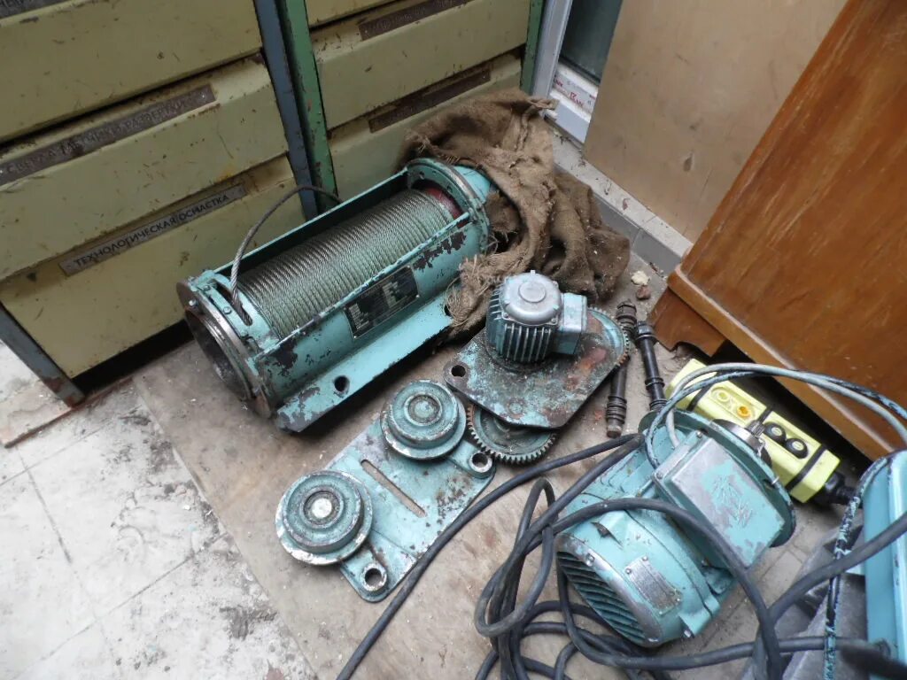 2т. Двигатель на тельфер 3. Двигатель подъема болгарского тельфера. Sl0323 мотор тельфера. Аир56в4у3 0,18 квт на тельфер.