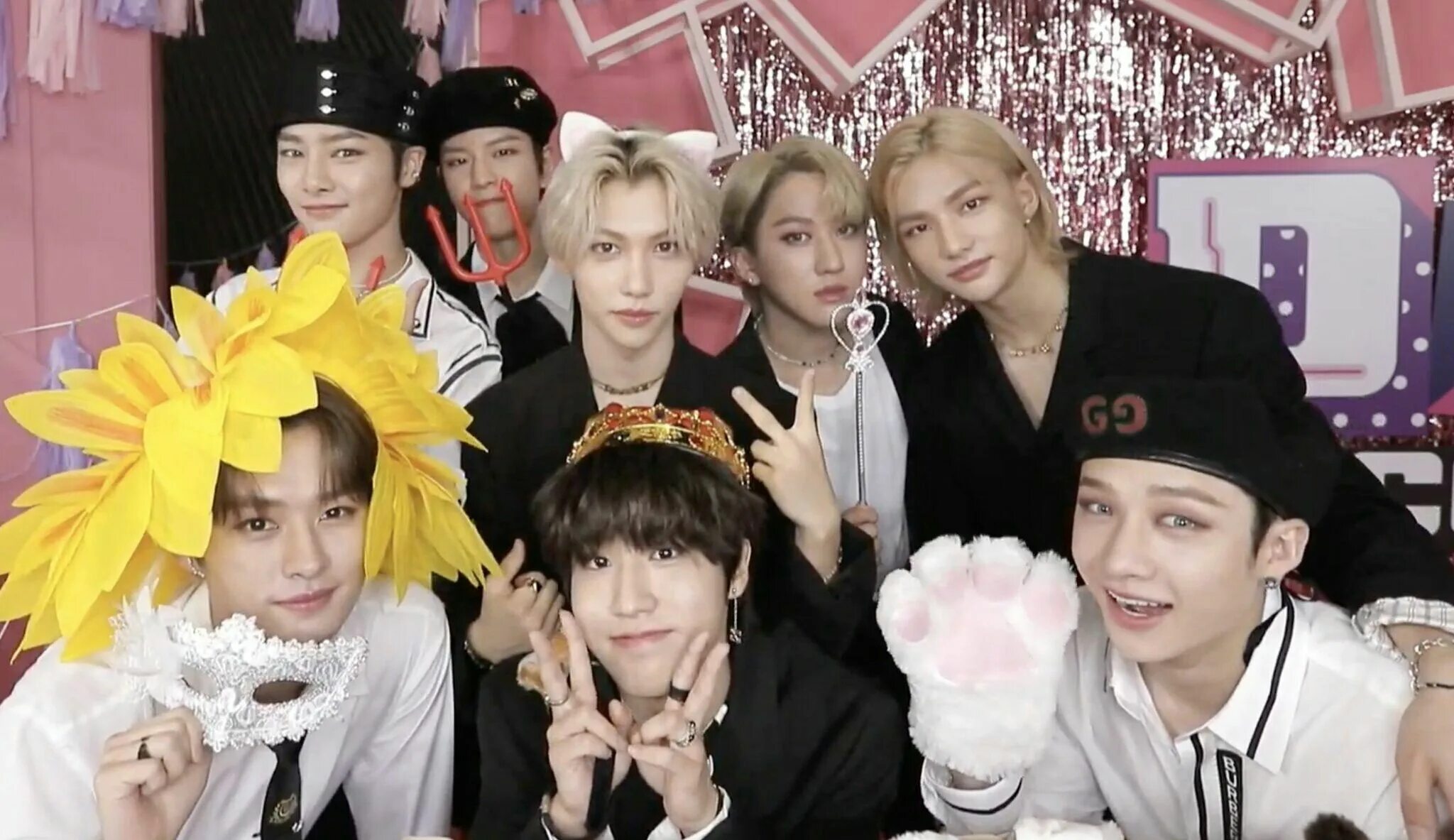 Стрей фандом. Группа stray kids 2020. Stray kids с днем рождения. Stray kids мемберы с именами. Stray kids новогодняя фотосессия.