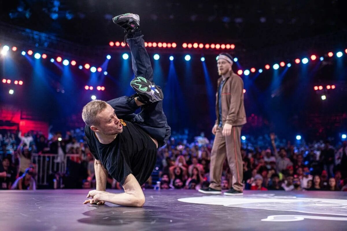 Батл бибоев. Би бой Алколил. Bboy Menno. Брейкинг батл Red bull BC one. Клипы брейк данс