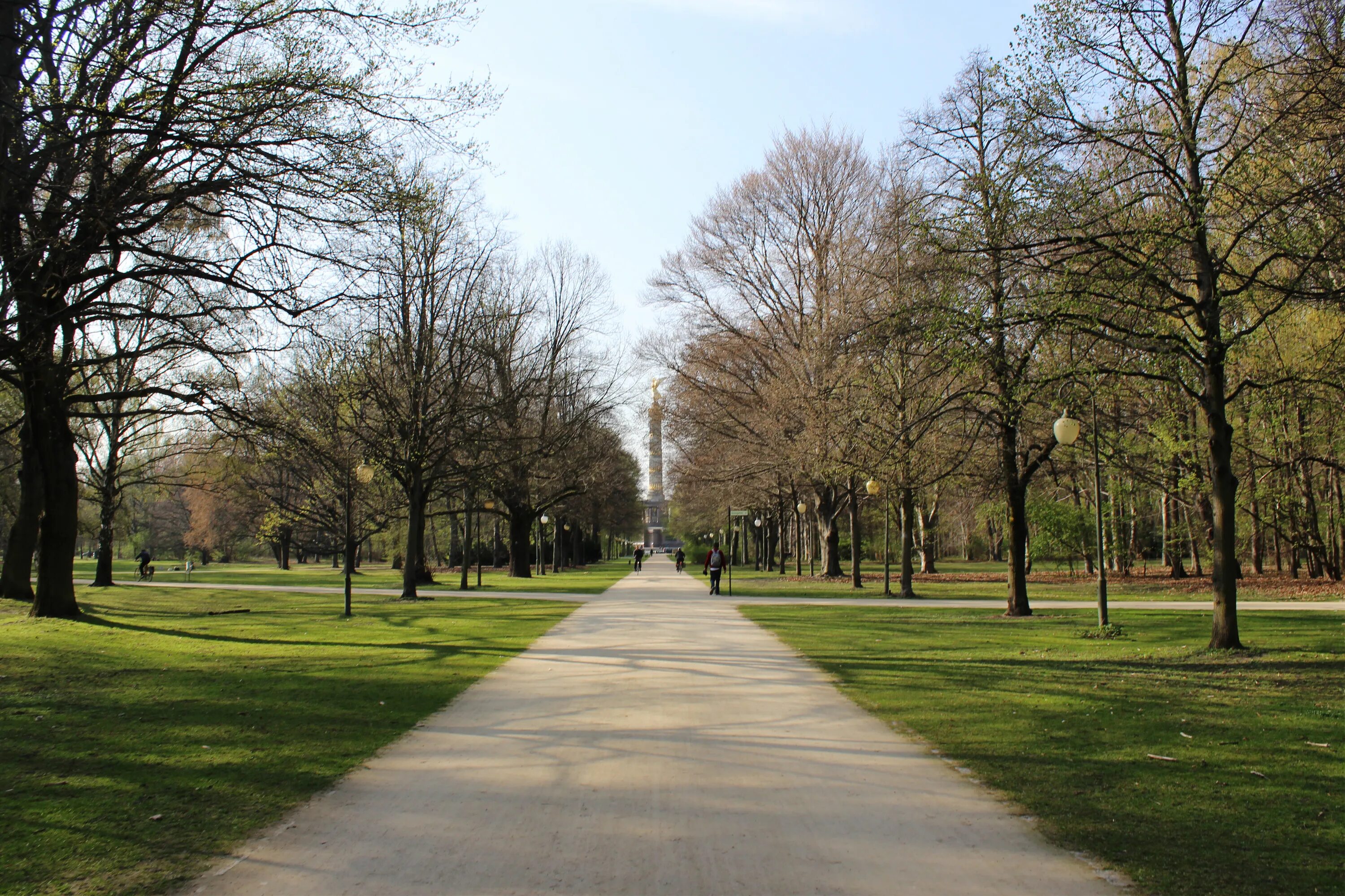 Парки берлина тиргартен. Парк большой тиргартен. Германия парк тиргартен. Парк большой тиргартен в берлине. Трептов-парк мемориал в берлине.