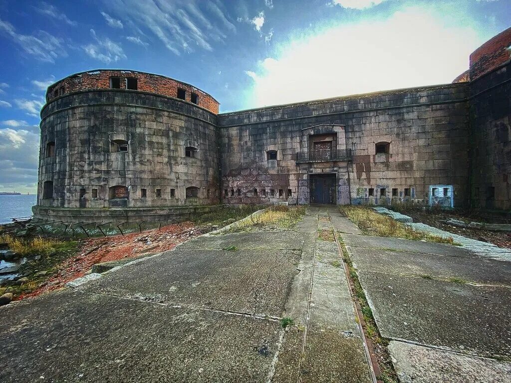 форт александр в кронштадте. чумной форт в кронштадте. форт александр 1 в кронштадте внутренний двор. александре форте. форт «император александр i», санкт-петербург.