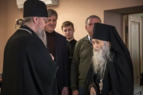 Старец принимает