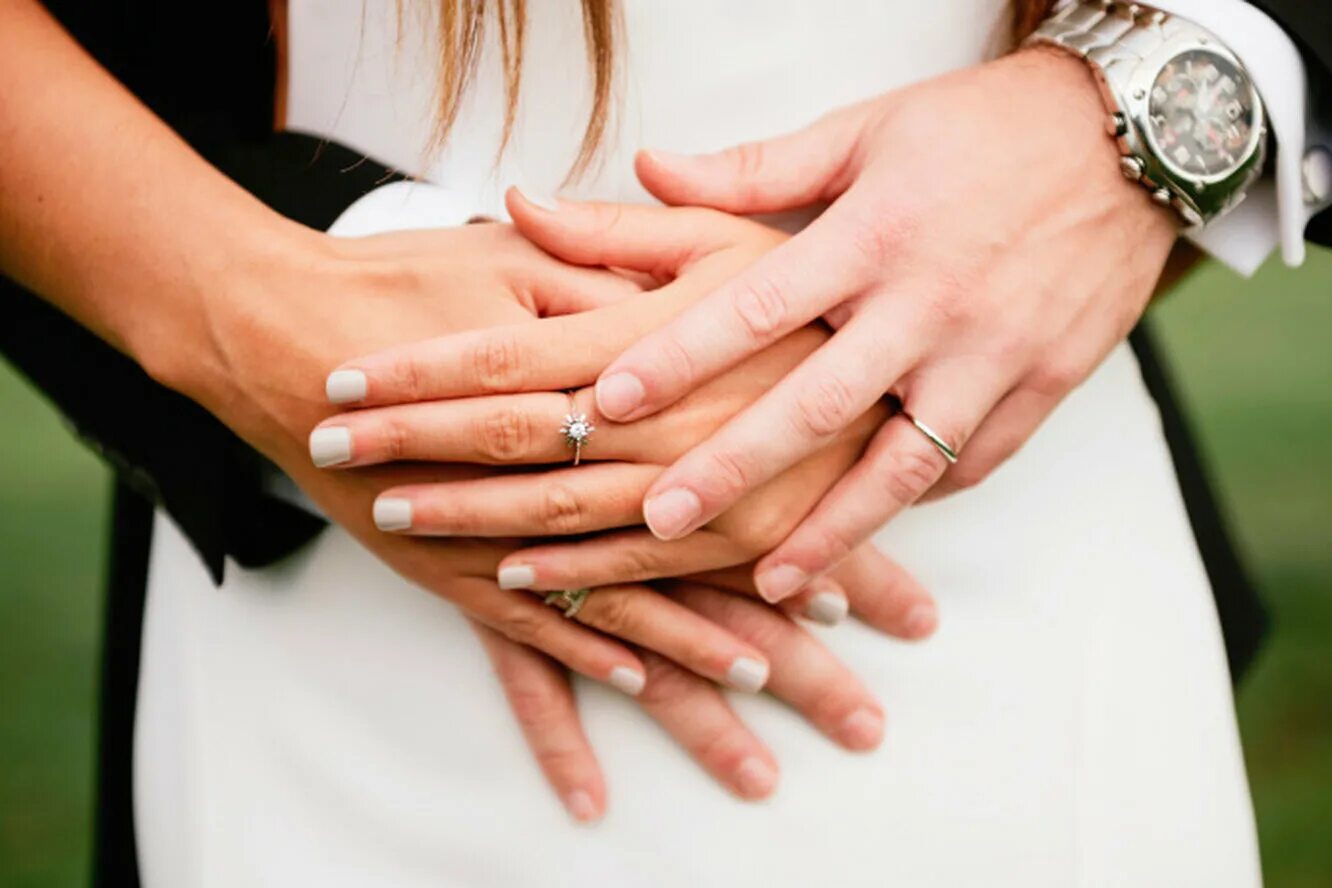 Что дает брак мужчине. Свадебные кольца на руках. Свадебные кольца на пальцах. Мужские обручальные кольца на руке. Обручальные кольца руки мужчины и женщины.